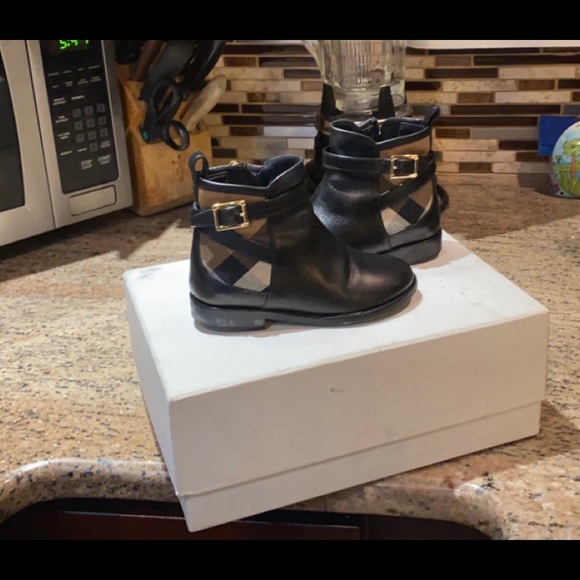 Children’s Burberry booties - Picture 1 of 7